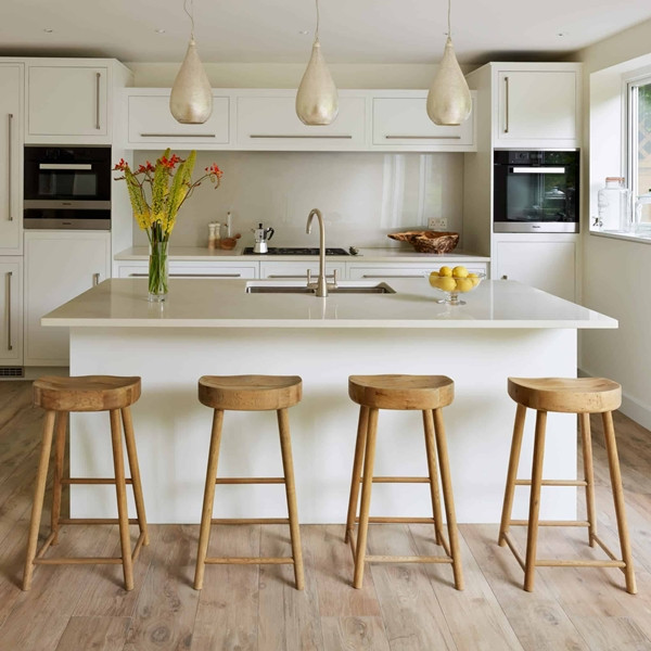 Sàn gỗ ngày càng phổ biến nhưng không nên sử dụng trong phòng bếp vì sẽ nhanh hỏng do nước. Ảnh: Harvey Jones