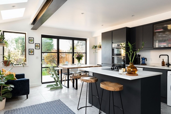 Ngoài ánh sáng, thoáng gió cũng là yếu tố cần được chú ý. Phòng bếp thiếu thoáng gió ảnh hưởng tới quá trình lưu thông không khí, gây cảm giác bí bách, ngột ngạt. Ảnh: Resi