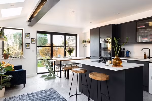 Ngoài ánh sáng, thoáng gió cũng là yếu tố cần được chú ý. Phòng bếp thiếu thoáng gió ảnh hưởng tới quá trình lưu thông không khí, gây cảm giác bí bách, ngột ngạt. Ảnh: Resi