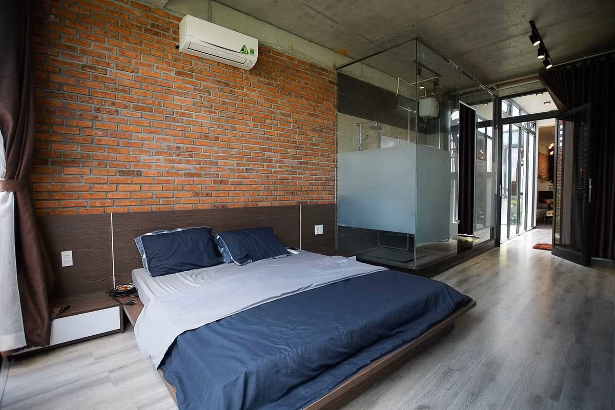 Hai phòng ngủ được kết nối với phòng khách và bếp bằng hành lang cầu kính. Tất cả các phòng đều có thể nhìn thấy ánh sáng, gió và cây xanh. Ảnh: 85 Thiết kế