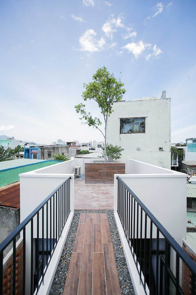 Nằm trên một con phố nhỏ ở trung tâm thành phố Đà Nẵng, ngôi nhà xây trên khu đất có diện tích 120m2. Trong đó, mặt trước chỉ hơn 4m, mặt sau rất hẹp nhưng chiều dài lên tới 33m. Ảnh: 85 Thiết kế