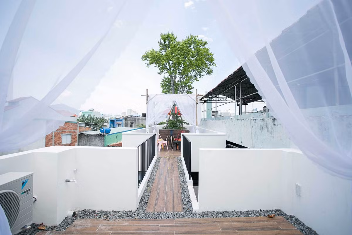 Tầng mái sử dụng 3 loại cây ăn quả Việt Nam trồng trong bể bê tông để chống nóng cho và tạo không gian xanh mát. Ảnh: 85 Thiết kế