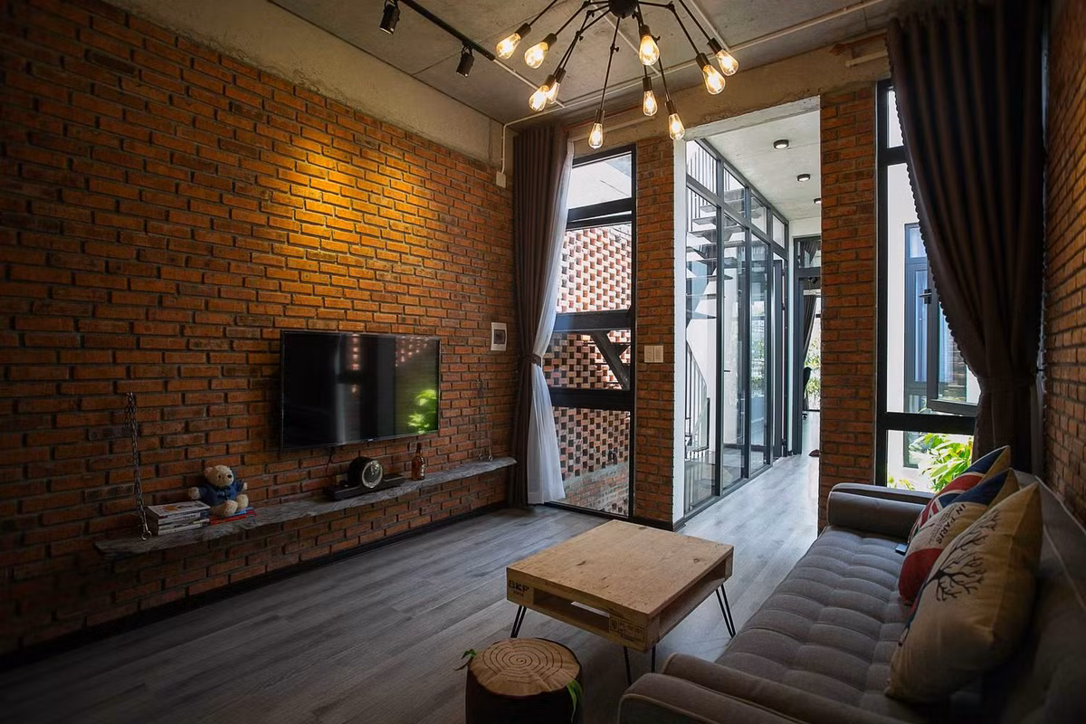 Một điều đặc biệt nữa là kệ tivi và bàn làm việc được làm từ những mảnh gỗ đã bỏ đi nhưng trông khá đẹp mắt. Toàn bộ ngôi nhà được chia thành 3 khu vực. Ảnh: 85 Thiết kế