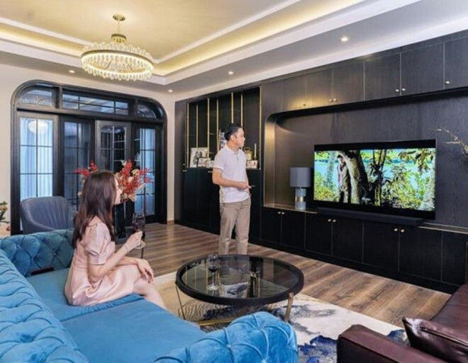 Hệ cửa kính khung vòm tinh tế lấy ánh sáng cho căn nhà. Ảnh: FBNV