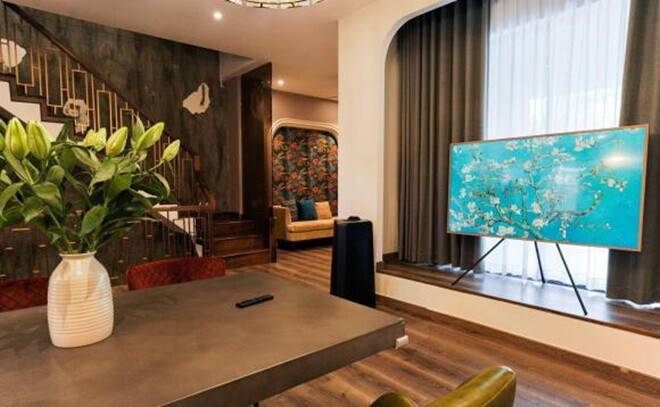 Nội thất tối giản pha chút cổ điển. Ảnh: FBNV