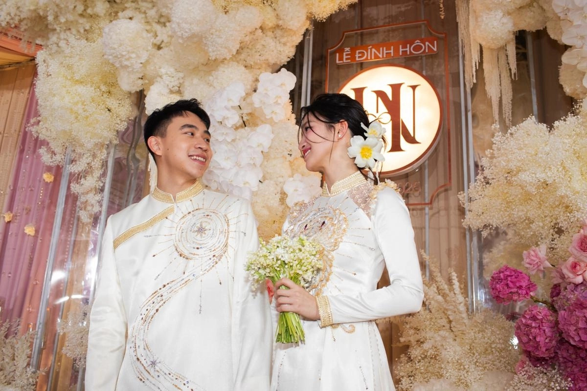 Bên cạnh sự xuất hiện lộng lẫy của cô dâu và chú rể, lễ ăn hỏi còn thu hút sự chú ý của cộng đồng mạng bởi bó hoa cưới được làm từ những loại hoa nằm trong danh sách đắt giá nhất thế giới. Ảnh: Saostar