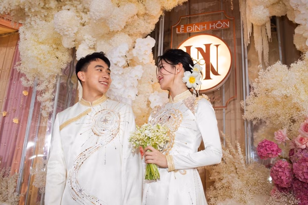 Bên cạnh sự xuất hiện lộng lẫy của cô dâu và chú rể, lễ ăn hỏi còn thu hút sự chú ý của cộng đồng mạng bởi bó hoa cưới được làm từ những loại hoa nằm trong danh sách đắt giá nhất thế giới. Ảnh: Saostar