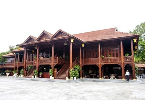 Tọa lạc tại một quần thể du lịch nghỉ dưỡng ở TP Điện Biên Phủ (tỉnh Điện Biên), ngôi nhà sàn bằng gỗ lim nguyên khối rộng gần 500m2 được tổ chức Kỷ lục Việt Nam công nhận là "Nhà sàn gỗ lim lớn nhất Việt Nam". Ảnh: Vietnamnet