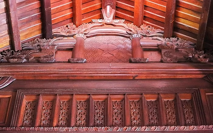 Toàn bộ hệ thống cột kèo, trần nhà, sàn, tường... cũng được làm hoàn toàn bằng gỗ lim nguyên khối. Ảnh: Người quan sát