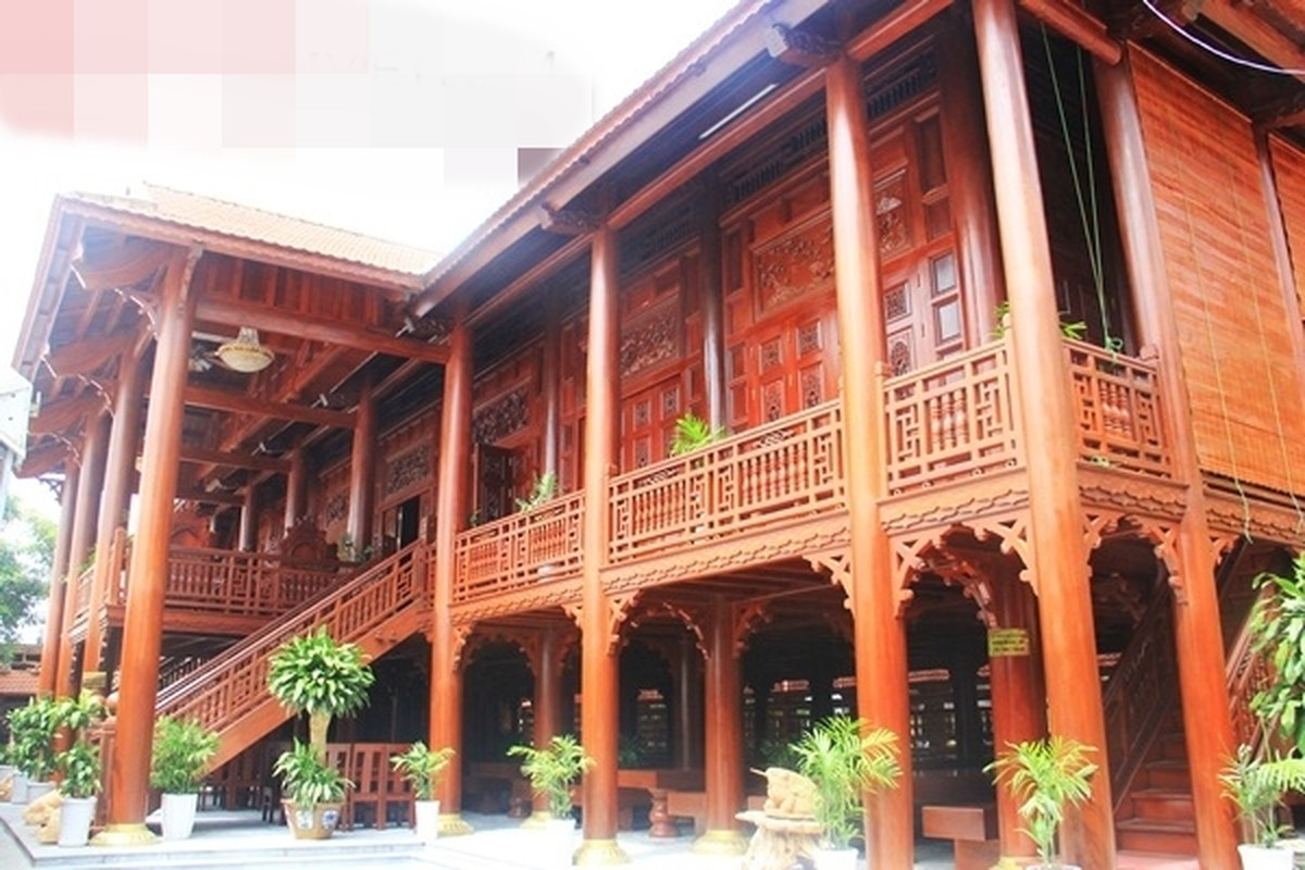 Trong đó, 16 cột cái đường kính từ 60-80cm cao tới 11,9m và 48 cột quân bao quanh có đường kính từ 35-40cm, cao 8m. Ảnh: GiadinhVietNam