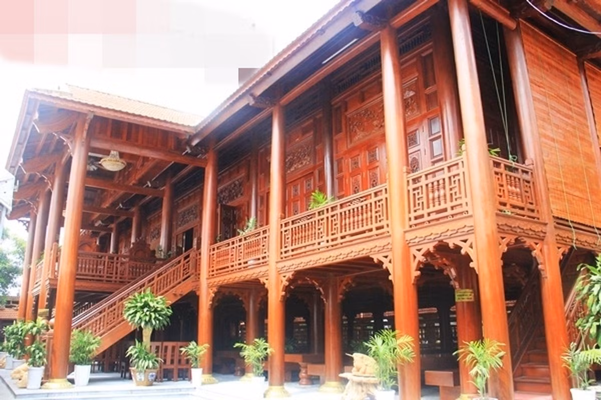 Trong đó, 16 cột cái đường kính từ 60-80cm cao tới 11,9m và 48 cột quân bao quanh có đường kính từ 35-40cm, cao 8m. Ảnh: GiadinhVietNam