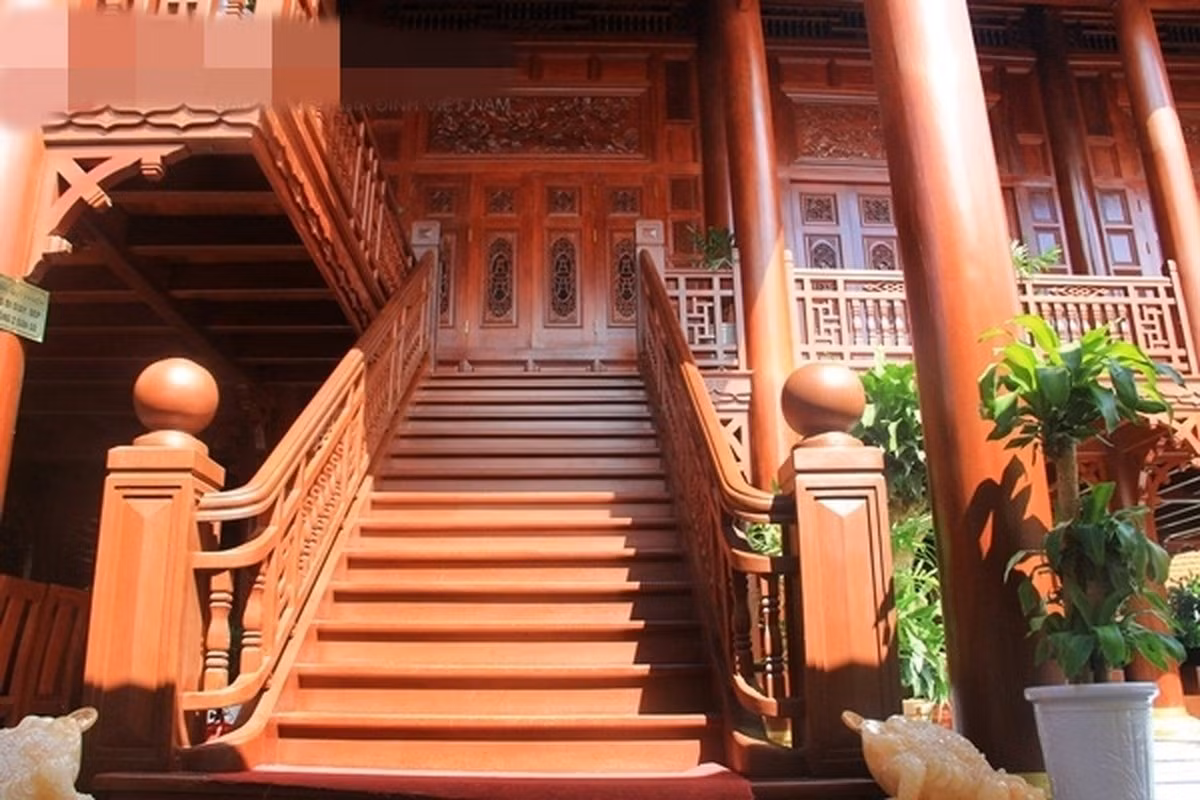 Cầu thang lên xuống cũng bằng gỗ lim. Ảnh: Baoxaydung