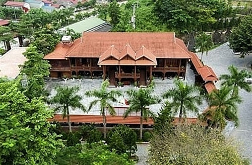 Ngôi nhà trong khuôn viên rộng 2.000m2, hoàn thành vào năm 2014, được thi công từ 500m3 gỗ lim nguyên chất với hơn 20.000 công lao động của các nghệ nhân lành nghề. Ảnh: Nguoiquansat