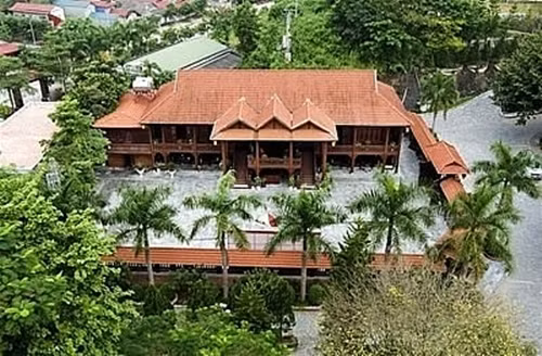 Ngôi nhà trong khuôn viên rộng 2.000m2, hoàn thành vào năm 2014, được thi công từ 500m3 gỗ lim nguyên chất với hơn 20.000 công lao động của các nghệ nhân lành nghề. Ảnh: Nguoiquansat