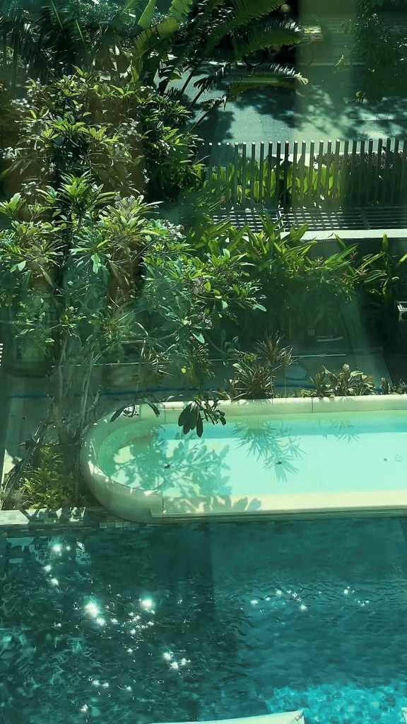 Đáng chú ý, ngôi nhà của Midu có bể bơi lớn cùng tầm view hướng ra khu độ thị sang xịn. Ảnh chụp màn hình