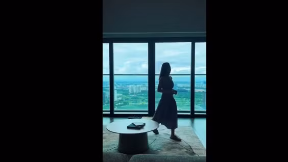 Qua đoạn video, có thể thấy căn nhà của Midu và ông xã thiếu gia khá rộng rãi, thoáng mát, thiết kế theo phong cách hiện đại, tối giản. Ảnh chụp màn hình