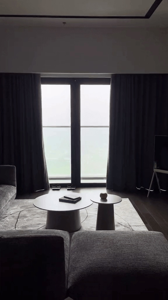 Ngôi nhà có tone màu ghi chủ đạo, nội thất không quá cầu kỳ nhưng rất có gu. Ảnh: FBNV