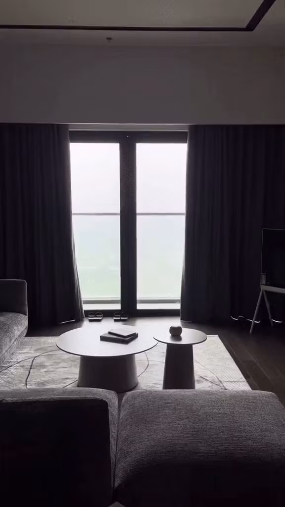 Ngôi nhà có tone màu ghi chủ đạo, nội thất không quá cầu kỳ nhưng rất có gu. Ảnh: FBNV