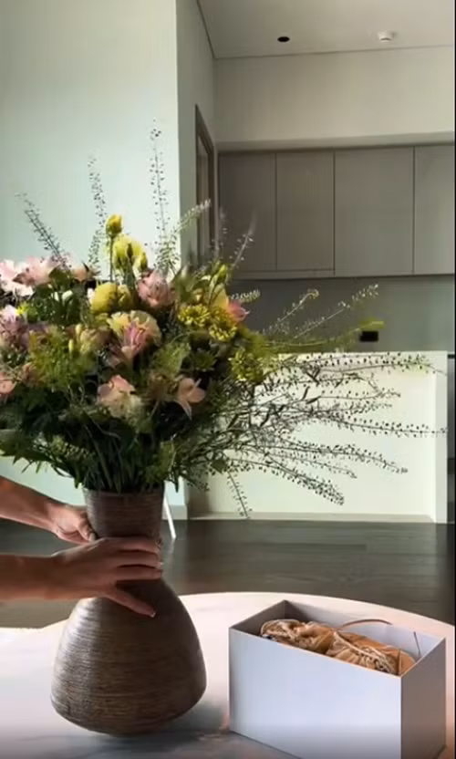 Midu tô điểm cho ăn nhà bằng những bình hoa tươi xinh xắn. Ảnh chụp màn hình