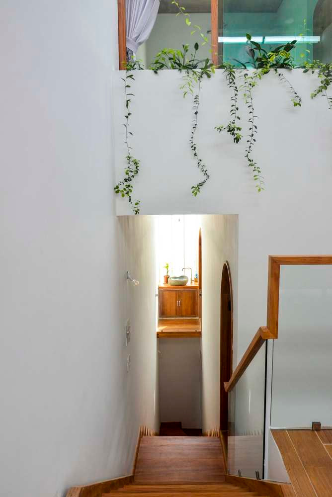 Các không gian chức năng được phân chia và sắp xếp hợp lý, kết hợp cùng với sự có mặt của thiên nhiên. Ảnh: TaDalat Design