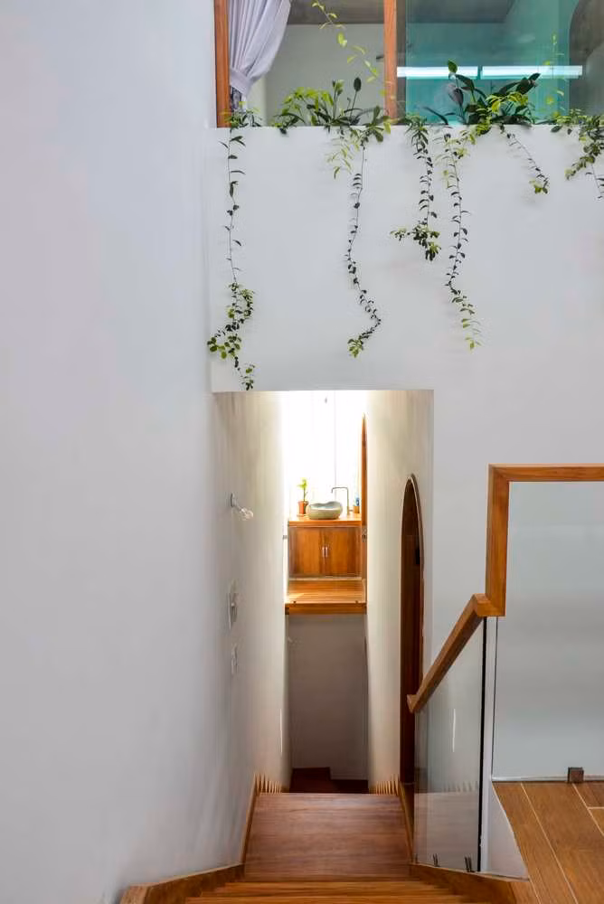 Các không gian chức năng được phân chia và sắp xếp hợp lý, kết hợp cùng với sự có mặt của thiên nhiên. Ảnh: TaDalat Design