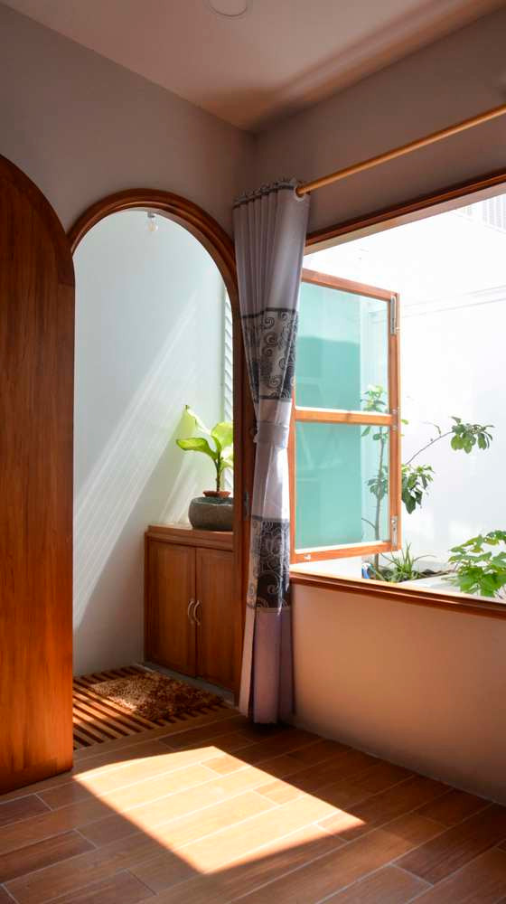  Ngôi nhà được thiết kế dành cho gia đình trẻ ít có thời gian ở nhà. Do đặc thù công việc kinh doanh, họ thường dành phần lớn thời gian ở một khu chợ truyền thống, ồn ào và bụi bặm. Ảnh: TaDalat Design