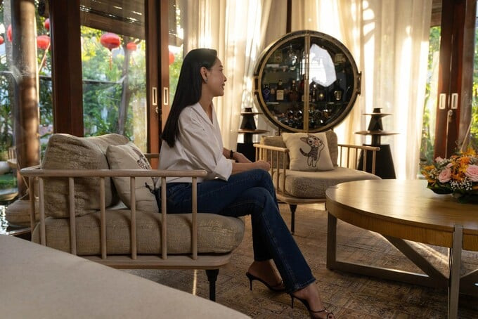 Bên trong biệt thự sử dụng gam màu vàng ấm áp chủ đạo, kết hợp cùng các họa tiết hoa văn mềm mại, tạo không gian sống sang trọng và ấm cúng. Ảnh: Đàm Gia Bảo/Phunuso