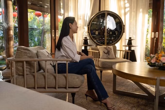 Bên trong biệt thự sử dụng gam màu vàng ấm áp chủ đạo, kết hợp cùng các họa tiết hoa văn mềm mại, tạo không gian sống sang trọng và ấm cúng. Ảnh: Đàm Gia Bảo/Phunuso