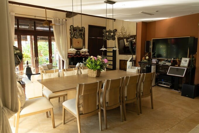 Bàn ăn lớn được tô điểm bởi hoa tươi và đèn chùm sang trọng. Ảnh: Đàm Gia Bảo/Phunuso