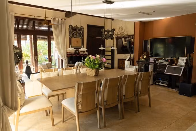 Bàn ăn lớn được tô điểm bởi hoa tươi và đèn chùm sang trọng. Ảnh: Đàm Gia Bảo/Phunuso