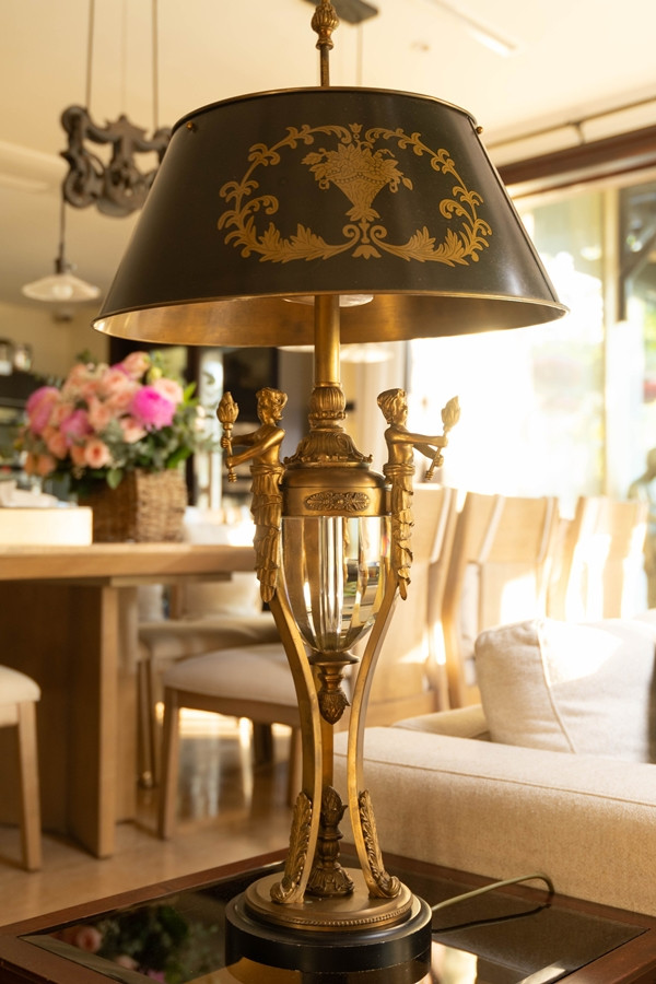 Trong nhà còn có nhiều món đồ cổ mà chồng cô dày công sưu tầm. Ảnh: Đàm Gia Bảo/Phunuso