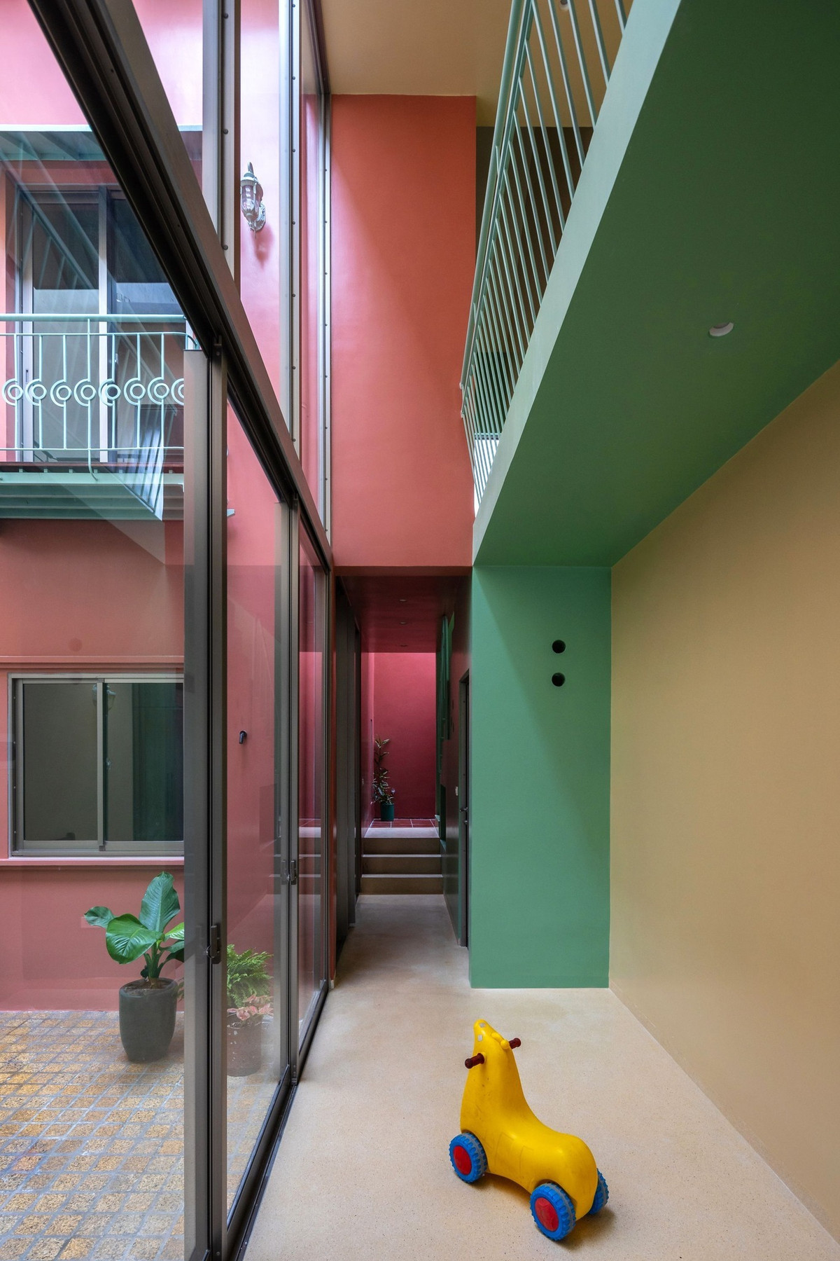 Tuy nhiên, theo đại diện Adrei Studio, công ty kiến trúc thiết kế căn nhà đó tại Nam Định, đây không phải nơi ở của cầu thủ Xuân Son. Ảnh: Facebook