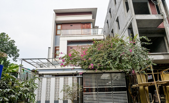 Theo Vietnamnet, gia đình cầu thủ Xuân Son đang thuê một ngôi nhà mang phong cách hiện đại tại TP Nam Định. Ảnh: Vietnamnet