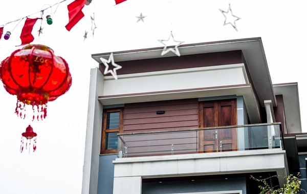  Ngôi nhà Xuân Son sống cùng gia đình rộng 130m2, có tông màu trắng chủ đạo. Ảnh: Vietnamnet