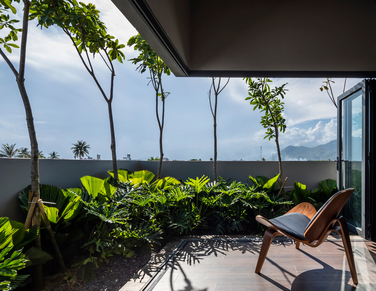 Chiếc "view" đắt giá trong phòng ngủ, nơi gia chủ có thể tận hưởng thiên nhiên, khí hậu của thành phố biển Nha Trang. Ảnh: Hiroyuki Oki