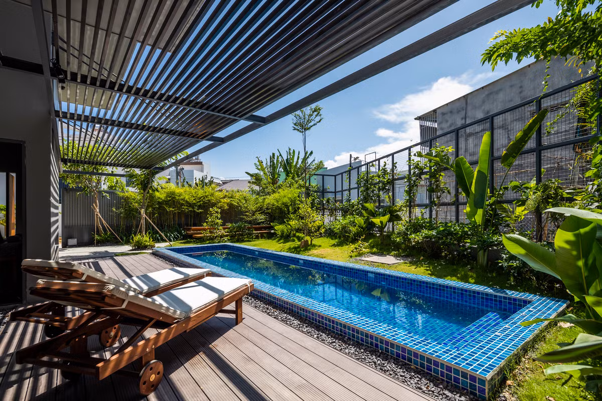 Không những vậy, Bi House còn được mệnh danh là khu nghỉ dưỡng tại gia khi có đầy đủ các tiện nghi như sân vườn, bể bơi...Ảnh: Hiroyuki Oki