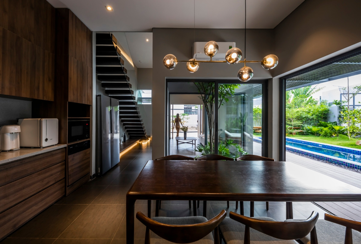 Khu bếp và bàn ăn thoáng đãng, nhìn ra không gian xanh bên ngoài. Ảnh: Hiroyuki Oki