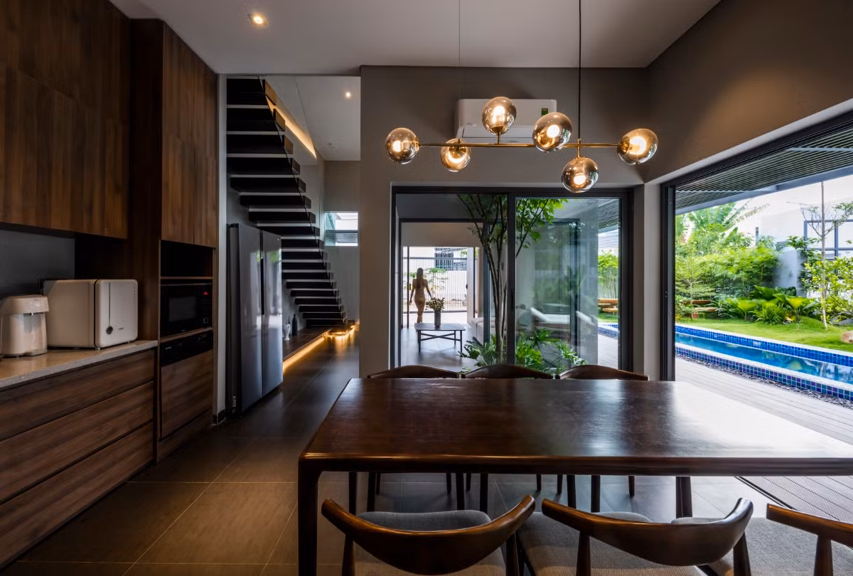 Khu bếp và bàn ăn thoáng đãng, nhìn ra không gian xanh bên ngoài. Ảnh: Hiroyuki Oki