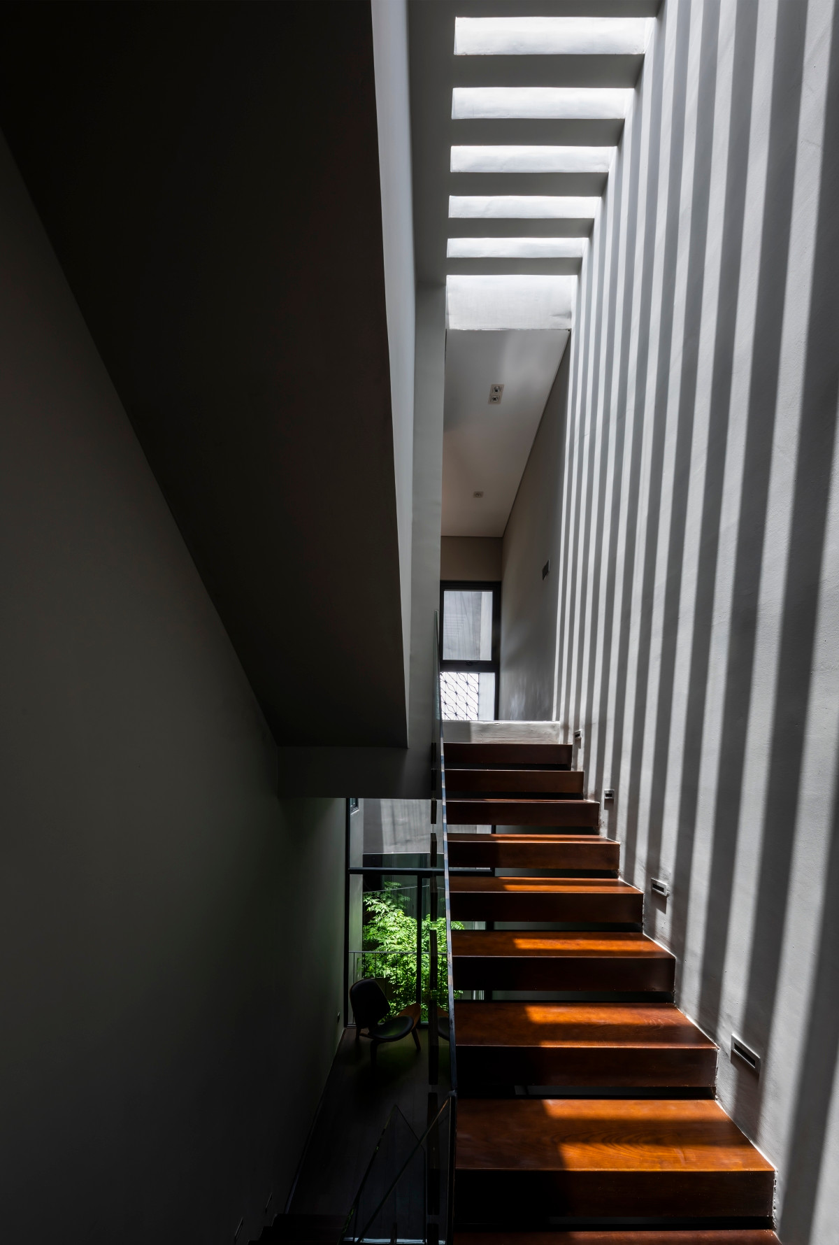 Cầu thang gỗ đón sáng tự nhiên. Ảnh: Hiroyuki Oki