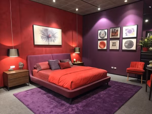 Đỏ và tím kết hợp trong nội thất nhà ở có thể gây cảm giác choáng ngợp, vì cả hai đều là những sắc thái đậm , thu hút sự chú ý. Ảnh: Brightside