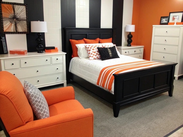 Sự kết hợp màu cam với đen và trắng có thể tạo cảm giác quá táo bạo. Ảnh: Brightside