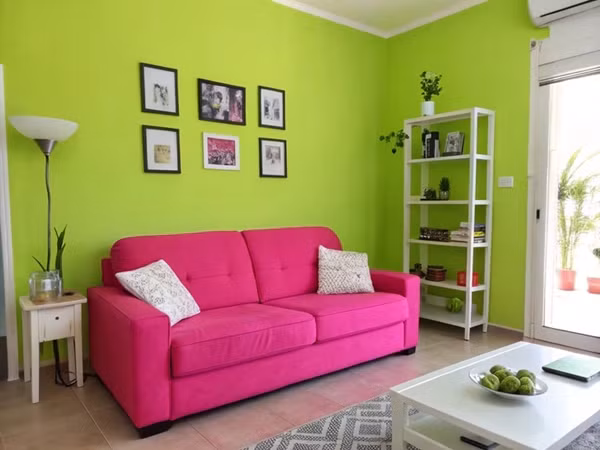 Màu neon rất khó kết hợp vào thiết kế nội thất vì quá bắt mắt. Phối hai tông màu neon với nhau có thể tạo môi trường quá kích thích. Nếu thích màu sắc rực rỡ, hay cân nhắc sử dụng một màu neon làm điểm nhấn. Ảnh: Brightside