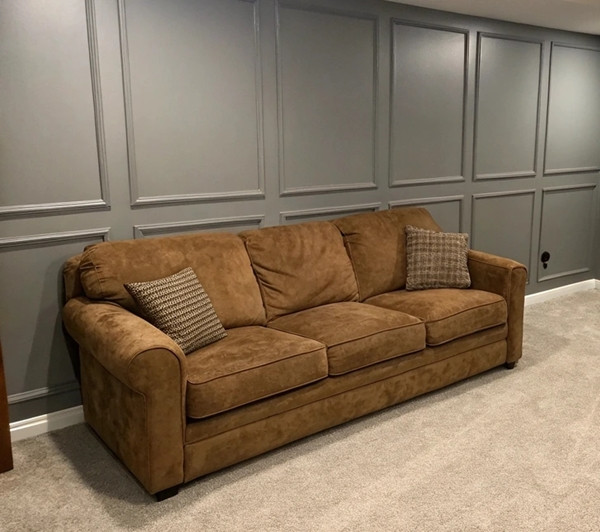 Hai gam màu trầm như xám và nâu có thể là lựa chọn an toàn, nhưng chỉ dựa vào những sắc thái này có thể khiến không gian buồn tẻ và không thân thiện. Hai màu sắc này thường xung đột thay vì bổ sung cho nhau. Ảnh: Brightside