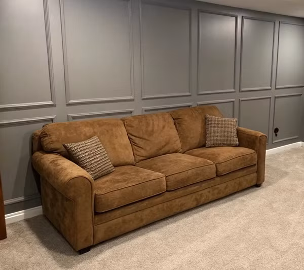 Hai gam màu trầm như xám và nâu có thể là lựa chọn an toàn, nhưng chỉ dựa vào những sắc thái này có thể khiến không gian buồn tẻ và không thân thiện. Hai màu sắc này thường xung đột thay vì bổ sung cho nhau. Ảnh: Brightside