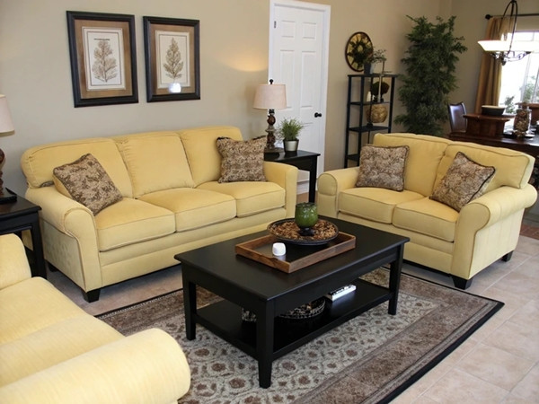 Được coi là màu đa năng nhưng điều đó không đồng nghĩa đen có thể kết hợp với mọi thứ. Màu đen phối với vàng nhạt dễ khiến tổng thể mất cân bằng. Ảnh: Brightside