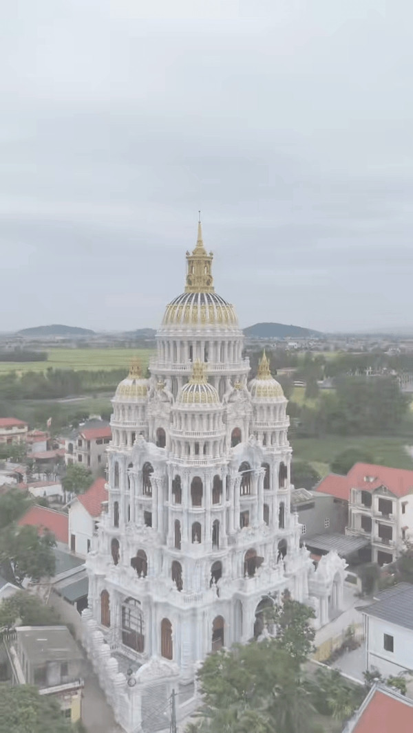 Sừng sững giữa xóm làng, tòa lâu đài mang phong cách châu Âu với màu vàng kem sang trọng. Ảnh: @snailsnail812