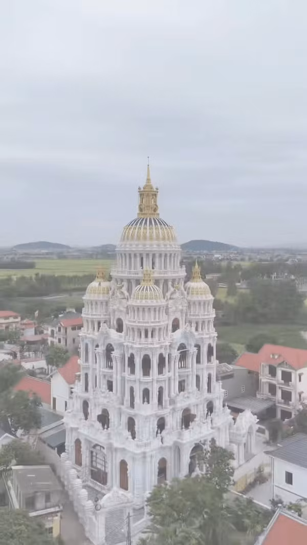 Sừng sững giữa xóm làng, tòa lâu đài mang phong cách châu Âu với màu vàng kem sang trọng. Ảnh: @snailsnail812