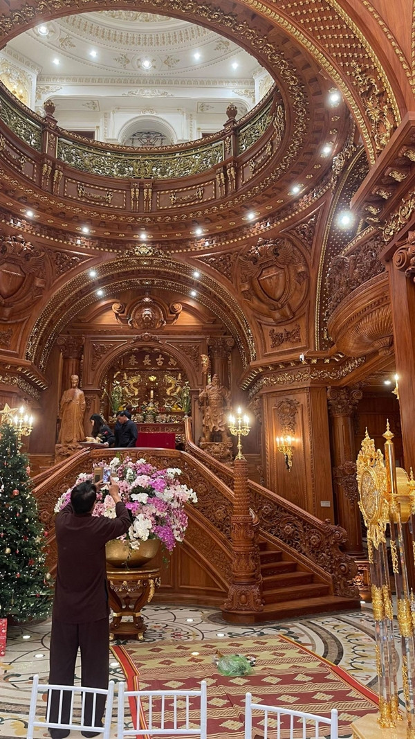 Nội thất bên trong tòa lâu đài hoàn toàn bằng gỗ quý. Ảnh chụp màn hình