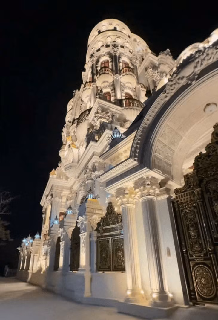 Ở bên ngoài, tòa lâu đài 12 tầng được chạm trổ tỉ mỉ, tinh xảo. Ảnh chụp màn hình