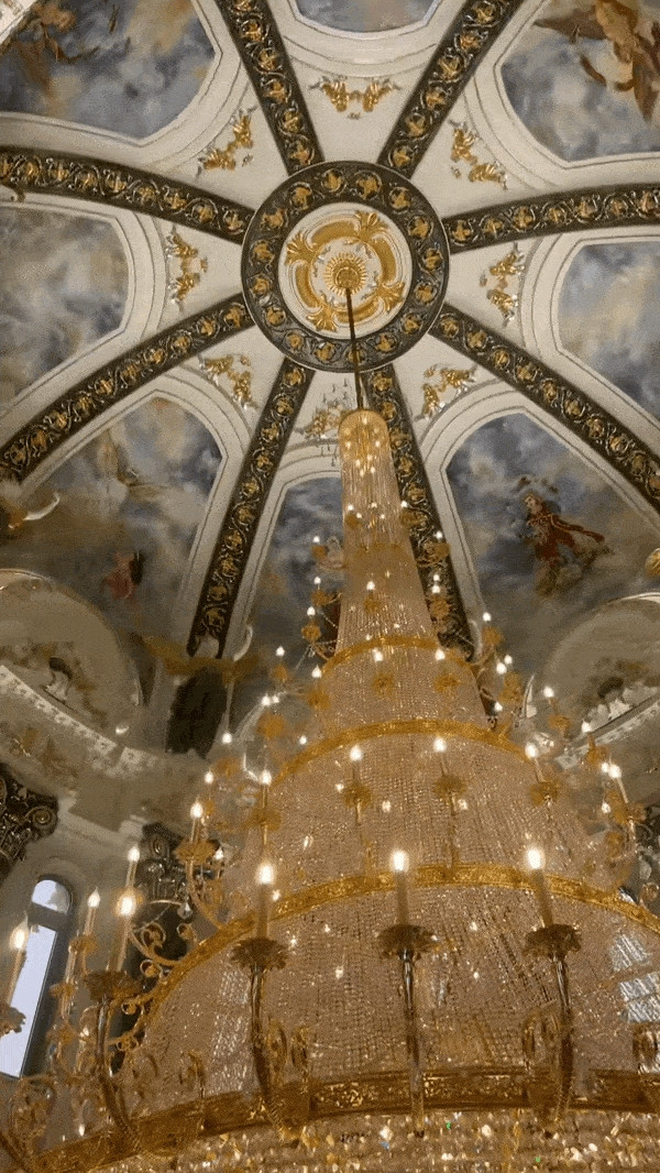 Ấn tượng nhất là bộ đèn chùm "khổng lồ" nằm ở giữa mái vòm chính kéo dài đến 2 tầng nhà, giá trị ước tính vài tỷ đồng. Ảnh chụp màn hình